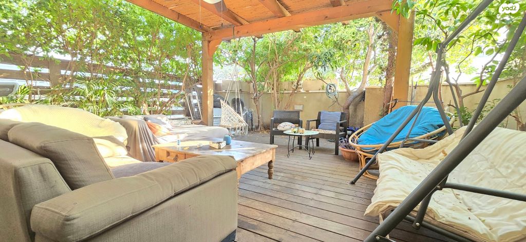 דו משפחתי, אורנית