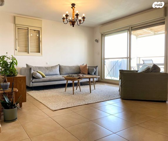 דירה, גליל, גבעת טל, אלפי מנשה