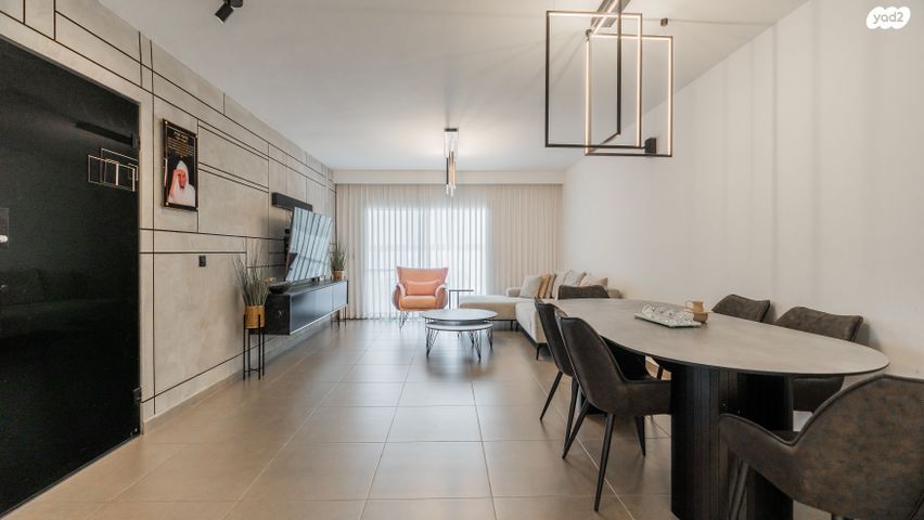 גג/ פנטהאוז, סרן יובל נריה, דימונה