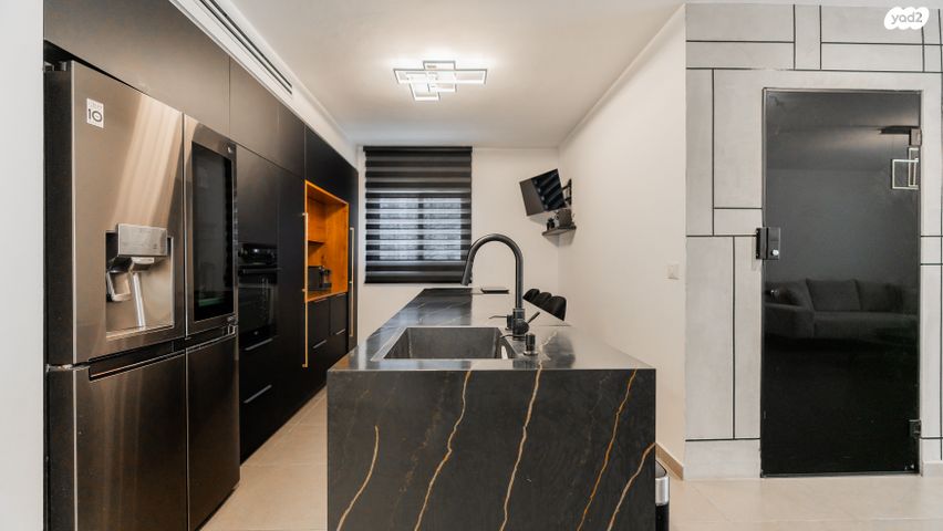 גג/ פנטהאוז, סרן יובל נריה, דימונה