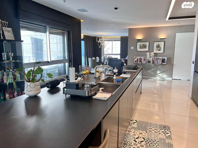 דירה, יוסף לפיד, גלי הים, נתניה