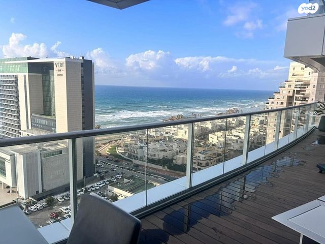 דירה, יוסף לפיד, גלי הים, נתניה