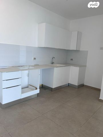 דירה, הרב ניסנבאום 37, בת ים