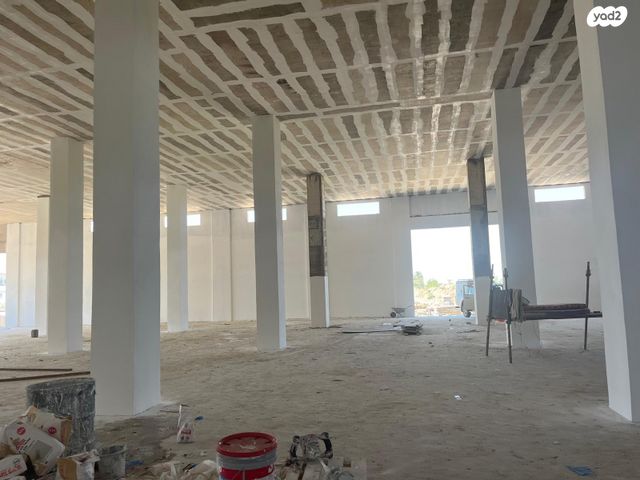 מחסנים, טירה