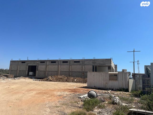 מחסנים, טירה