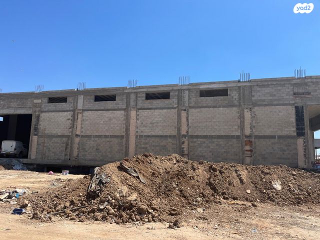 מחסנים, טירה