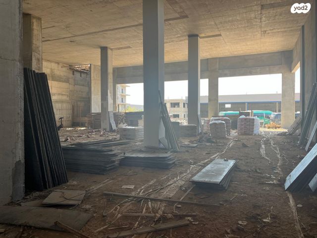 מחסנים, טירה