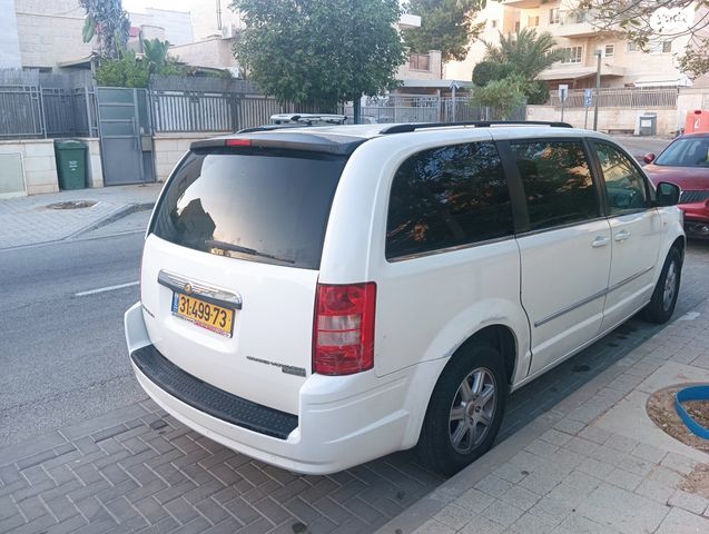 מודעת רכב קרייזלר גראנד וויאג'ר