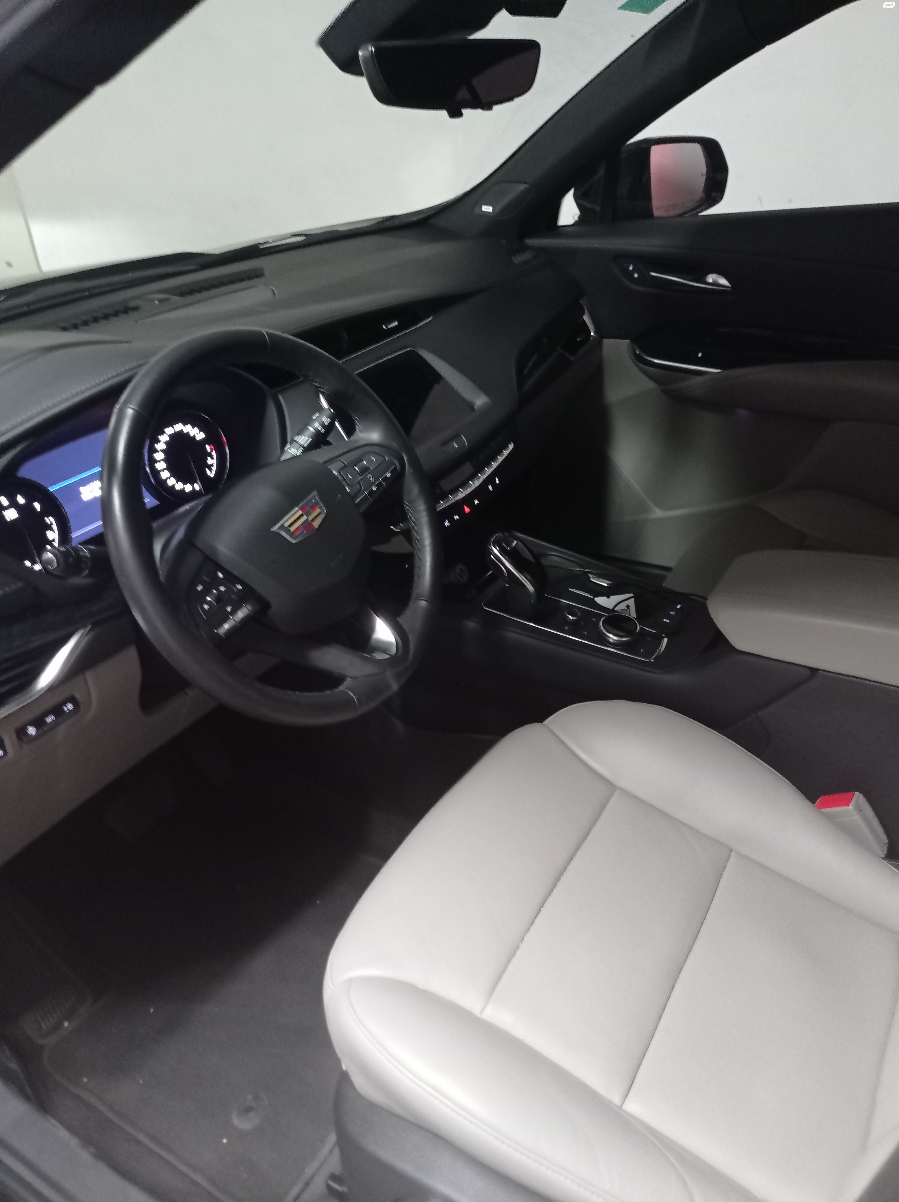 מודעת רכב קאדילק XT4