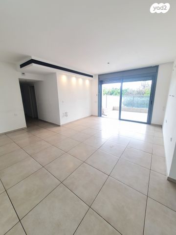 דירה, יגאל אלון, המרכז האזרחי, רמלה