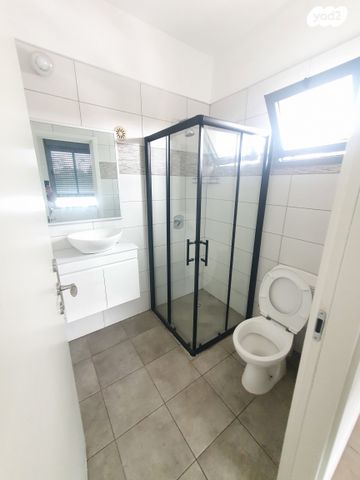 דירה, יגאל אלון, המרכז האזרחי, רמלה