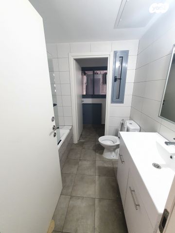 דירה, יגאל אלון, המרכז האזרחי, רמלה