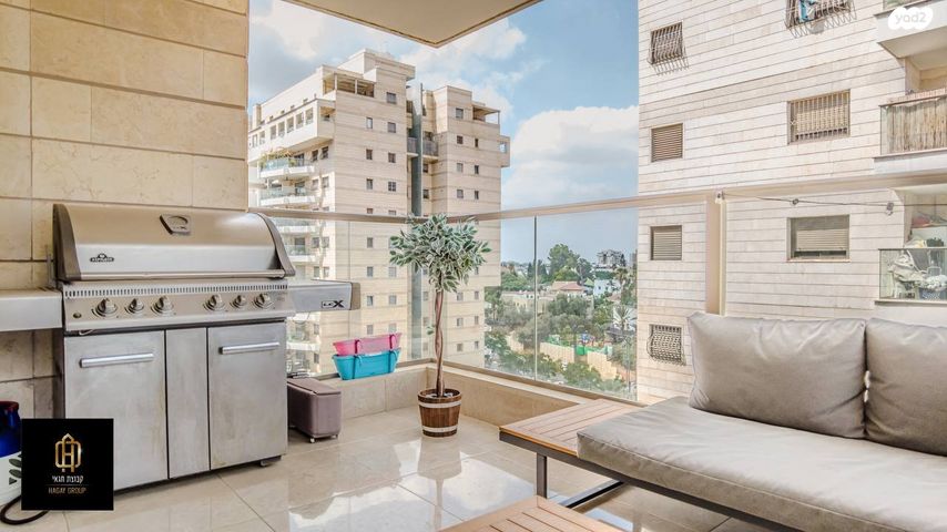 דירה, אהוד מנור, חתני פרס ישראל, באר יעקב