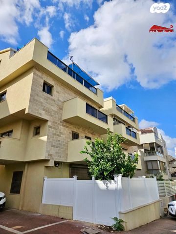 טריפלקס, יהודה רגוניס, רמב"ם, ראשון לציון