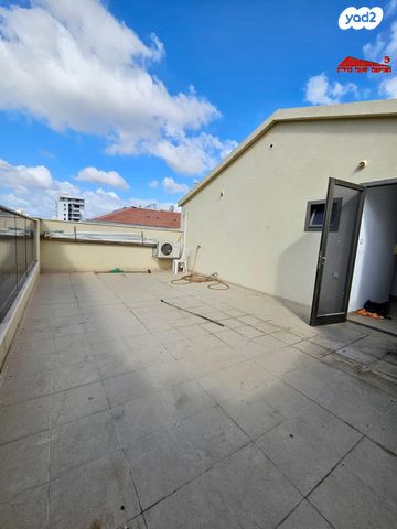 טריפלקס, יהודה רגוניס, רמב"ם, ראשון לציון