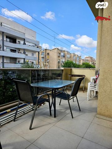 טריפלקס, יהודה רגוניס, רמב"ם, ראשון לציון