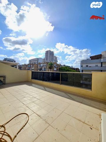 טריפלקס, יהודה רגוניס, רמב"ם, ראשון לציון