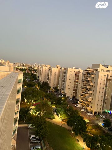 גג/ פנטהאוז, נעורים, ראשון לציון