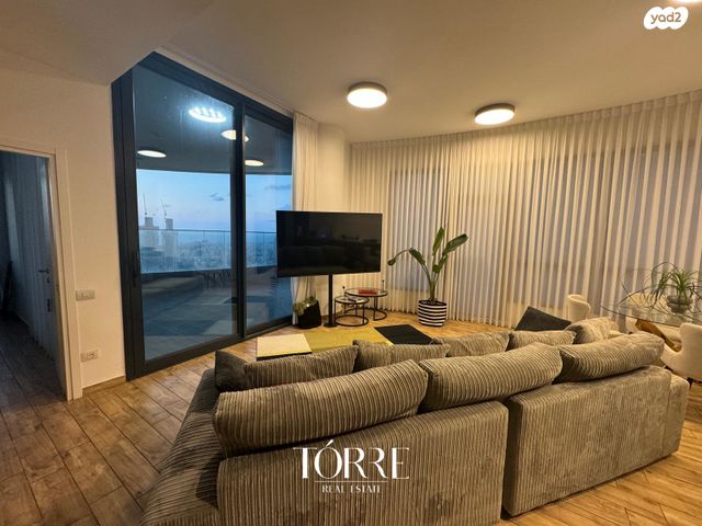 גג/ פנטהאוז, דרך מנחם בגין 160, מונטיפיורי, הרכבת, תל אביב יפו