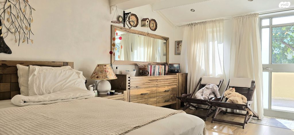 דו משפחתי, אורנית