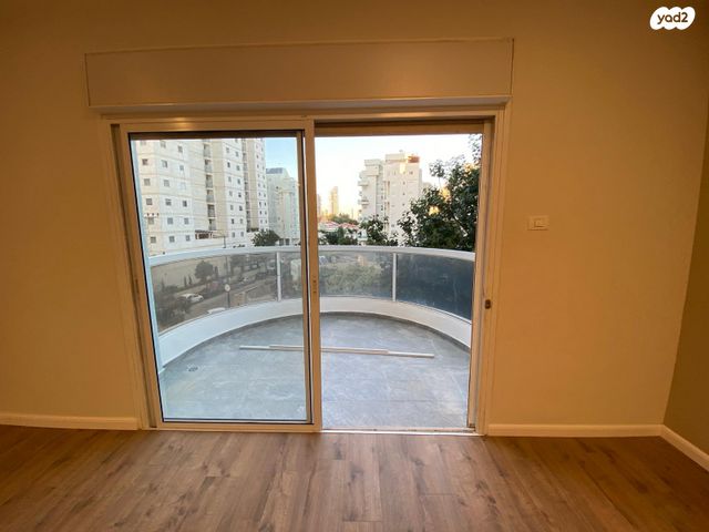 דופלקס, הבריגדה היהודית, נתניה