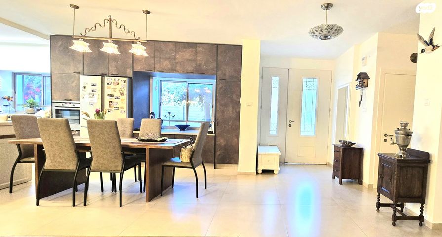 דו משפחתי, אורנית