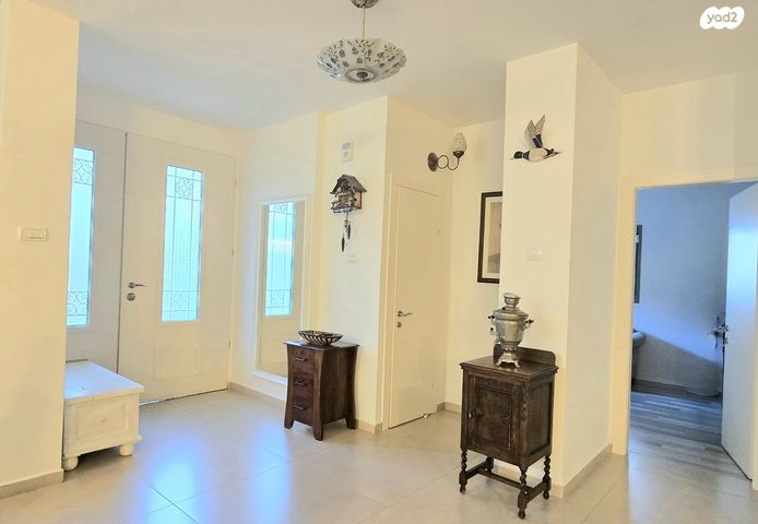 דו משפחתי, אורנית