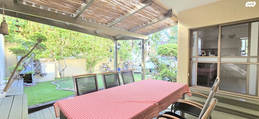 דו משפחתי, אורנית