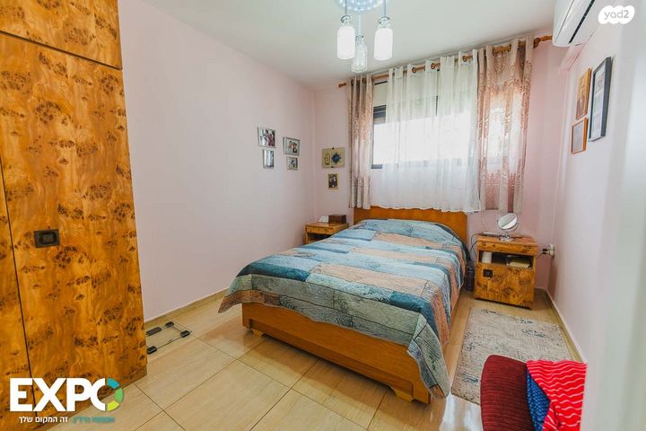 דו משפחתי, מבצע עובדה 8, אריאל