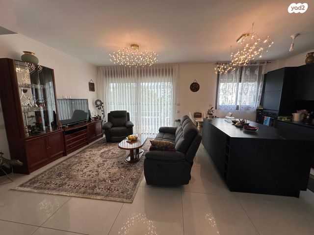 דירה, נעמי שמר, גלי ים, קרית ים