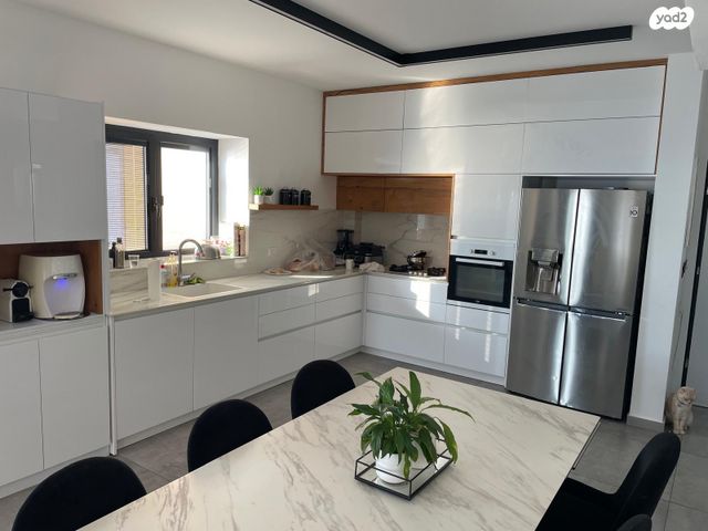 דירת גן, אריק איינשטיין, דרום חדש, פארק הים, בת ים