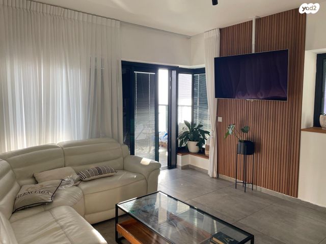 דירת גן, אריק איינשטיין, דרום חדש, פארק הים, בת ים