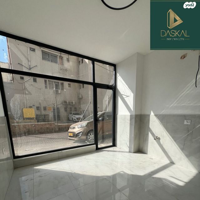 חנויות/ שטח מסחרי, רחובות