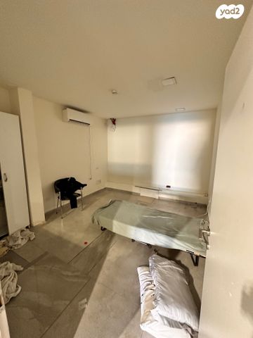 חנויות/ שטח מסחרי, שדרות יגאל אלון 1, בית שמש