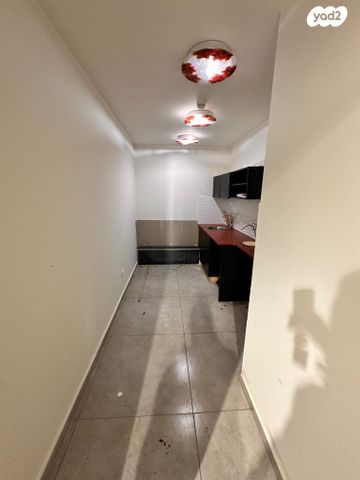 חנויות/ שטח מסחרי, שדרות יגאל אלון 1, בית שמש