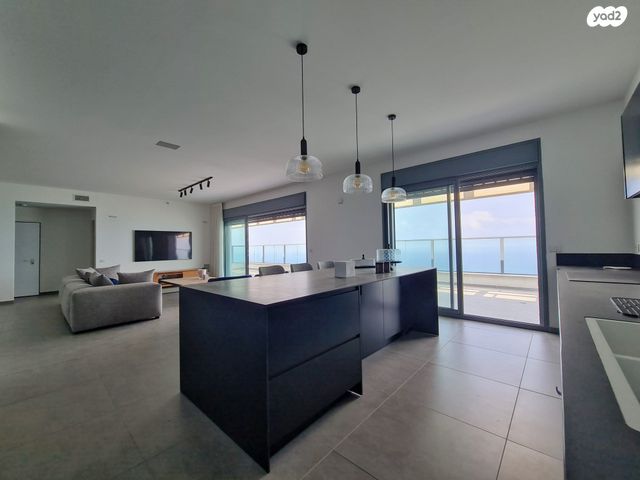 גג/ פנטהאוז, נוף הטיילת, נתניה