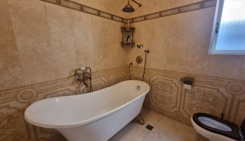 דו משפחתי, להבות חביבה