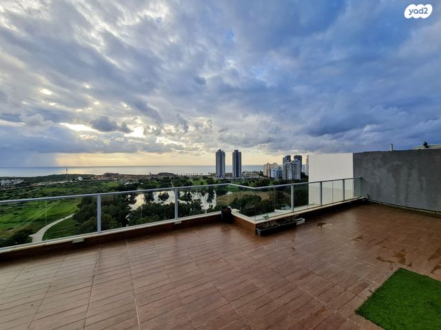 גג/ פנטהאוז, שדרות האגמים 7, אגמים, נתניה