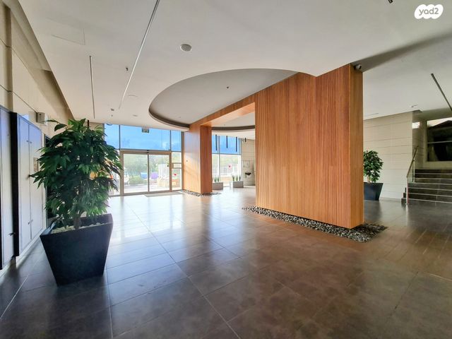 שדרות האגמים 7