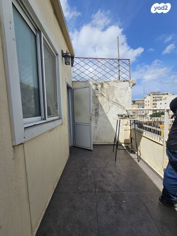 בניין מגורים, החלוץ 28, שוק תלפיות, חיפה