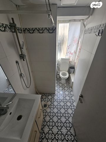 בניין מגורים, החלוץ 28, שוק תלפיות, חיפה