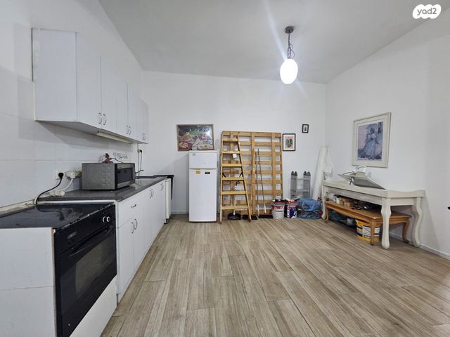 בניין מגורים, החלוץ 28, שוק תלפיות, חיפה