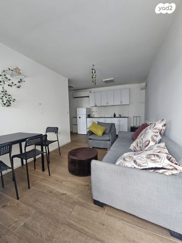 בניין מגורים, החלוץ 28, שוק תלפיות, חיפה