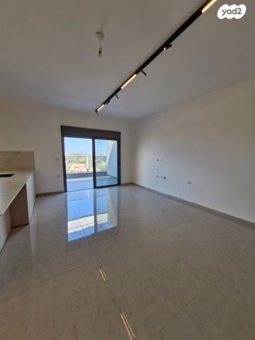 גג/ פנטהאוז, שמעון פרס/ האצטדיון, נהריה