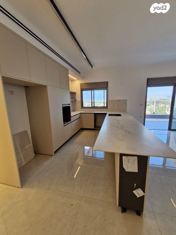 גג/ פנטהאוז, שמעון פרס/ האצטדיון, נהריה