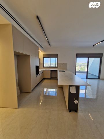 גג/ פנטהאוז, שמעון פרס/ האצטדיון, נהריה