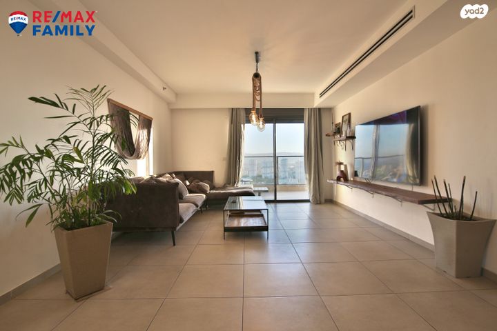 דירה, עפרה חזה, משכנות האומנים, קרית מוצקין