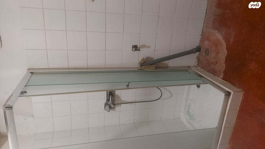 מבני תעשיה, מפעלי נחם הר טוב