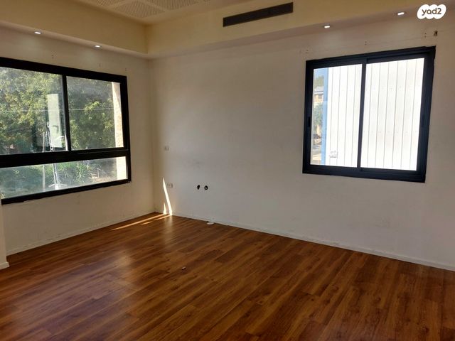 מבני תעשיה, מפעלי נחם הר טוב