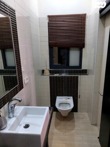 מבני תעשיה, מפעלי נחם הר טוב